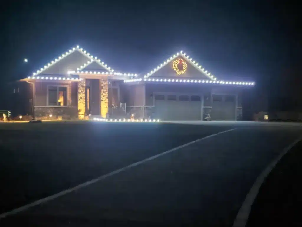10 Magical Christmas Light Displays in Iowa You Can’t Miss in 2025 (With FREE Spots & Hidden Gems!) 3 Desmoinesholidaylights