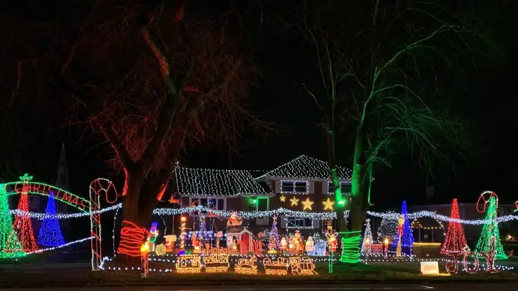 Must-See Christmas Light Displays in Illinois That Will Blow You Away This Winter 5 Fillipp