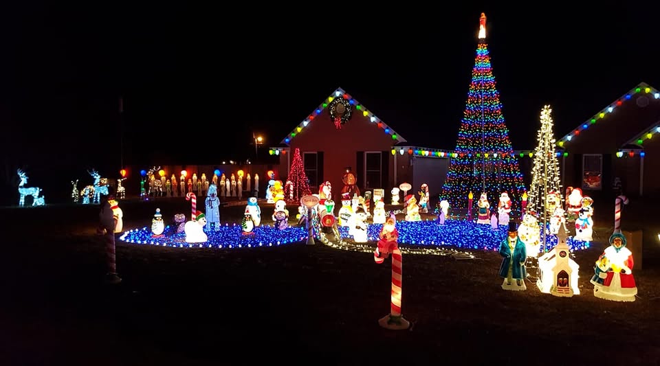 Must-See Christmas Light Displays in Illinois That Will Blow You Away This Winter 2 Whitefamilychristmas