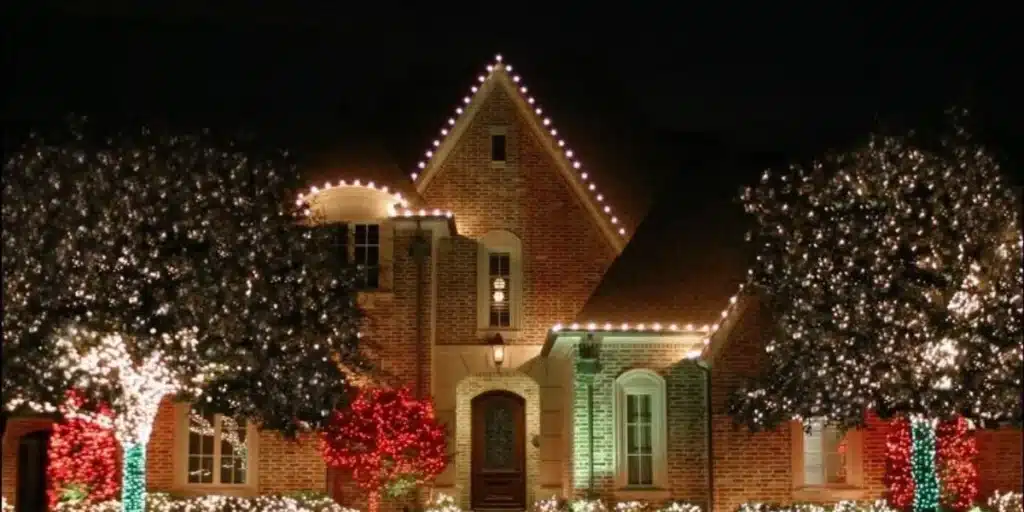 10 Jaw-Dropping Christmas Light Displays in Mississippi You Can’t Miss in 2025! 3 Photography courtesy Highlights Holiday Lighting