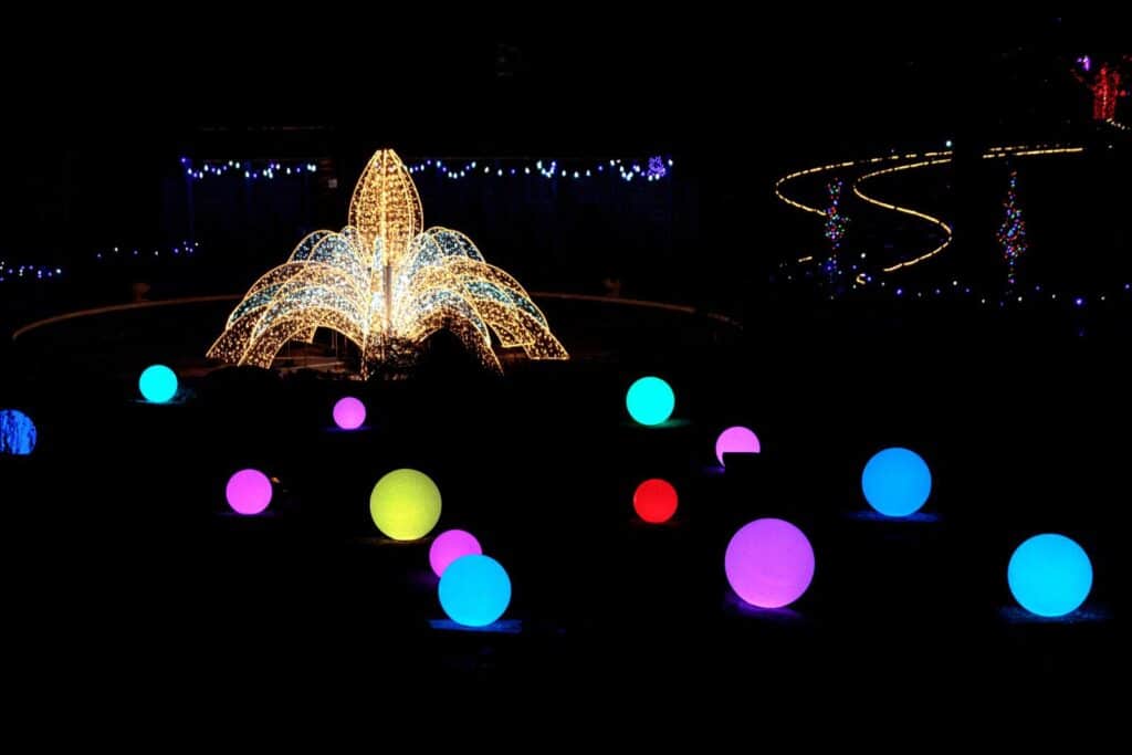 10 Magical Christmas Light Displays in Iowa You Can’t Miss in 2025 (With FREE Spots & Hidden Gems!) 8 reimangarden