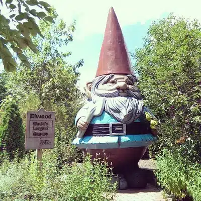 10 Magical Christmas Light Displays in Iowa You Can’t Miss in 2025 (With FREE Spots & Hidden Gems!) 7 tallestgnome