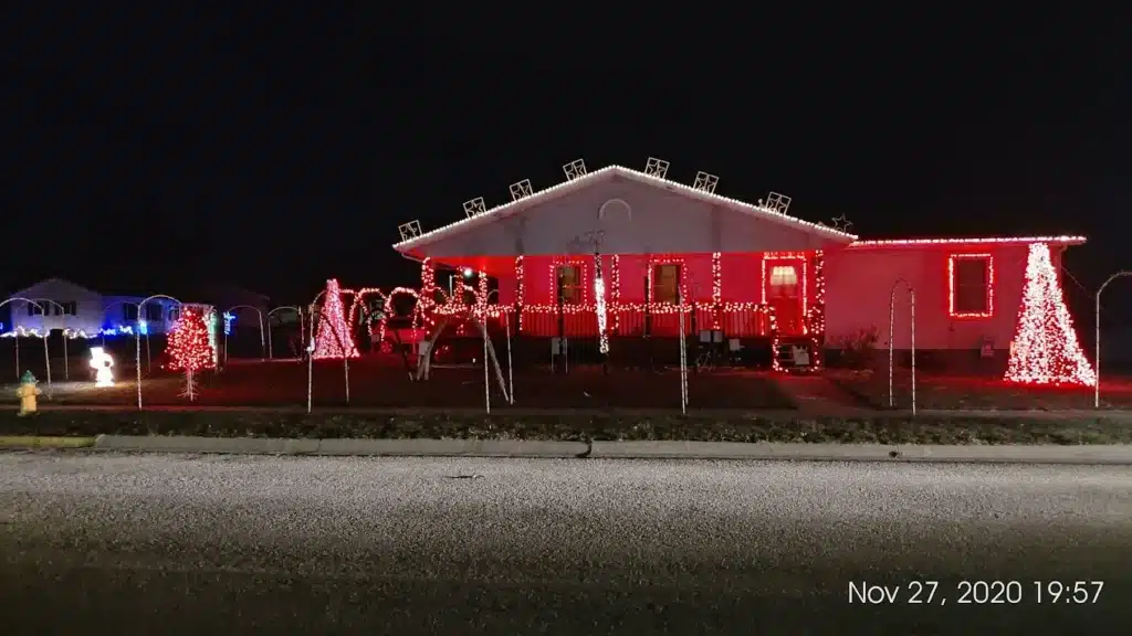 10 Magical Christmas Light Displays in Iowa You Can’t Miss in 2025 (With FREE Spots & Hidden Gems!) 1 waverlylights